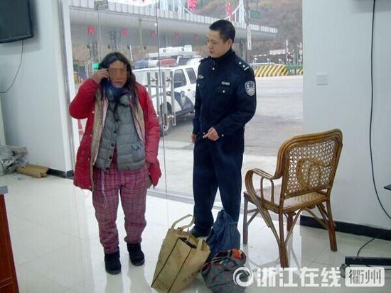 1月30日，衢州高速交警發(fā)現(xiàn)了徒步走在高速楓嶺關(guān)卡口的汪女士