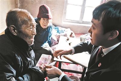 法官送去贍養(yǎng)費(fèi)。