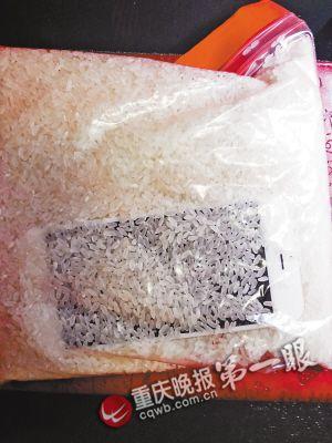 落水后，把手機(jī)放進(jìn)大米里吸水