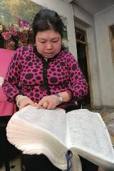 背單詞，是很多學(xué)生學(xué)習(xí)英語(yǔ)時(shí)最頭疼的事兒，而西安51歲大學(xué)英語(yǔ)老師李艷芝在兩年內(nèi)背完《英漢大詞典》22萬(wàn)個(gè)英語(yǔ)詞匯，學(xué)生稱贊其為一本活的《英漢大詞典》；兒子自小患有自閉癥，生活不能自理，20年前又與丈夫離婚，面對(duì)生活的不幸，她秉承“你必須一直向前”的信念。