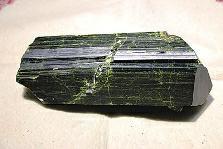 近日，商南縣奇石愛(ài)好者潘某在青山鎮(zhèn)鐵礦開(kāi)采區(qū)發(fā)現(xiàn)一塊疑似綠簾石，有待相關(guān)專(zhuān)家和權(quán)威機(jī)構(gòu)認(rèn)定。