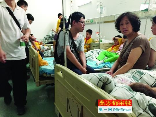  昨晚，家長們陪著誤食鼠藥的孩子們在醫(yī)院就診。