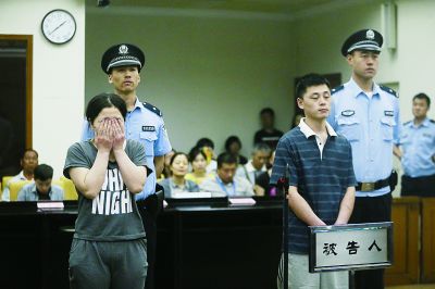 聽到判決，賈某（左）哭了起來(lái)。一直到被帶離法庭，夫妻倆沒(méi)說(shuō)一句話