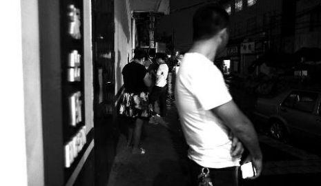 通過(guò)聊天軟件陌陌，男子小黃認(rèn)識(shí)了女孩小李，兩三天后，兩人就住到了一起。但好景不長(zhǎng)，兩人在一起僅過(guò)了十幾天，戀愛(ài)關(guān)系即破裂，小黃稱(chēng)曾給小李花了一萬(wàn)余元。日前，小黃以詐騙為由將小李帶到派出所。