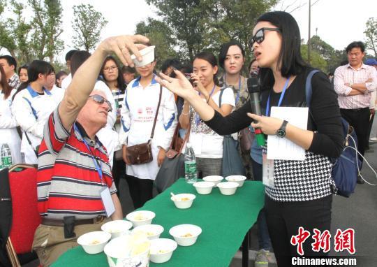 圖為外國友人品嘗揚(yáng)州炒飯。　崔佳明　攝