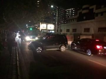 10月22日被推到路面的車攔住了公交車。（圖據(jù)網(wǎng)絡(luò)）