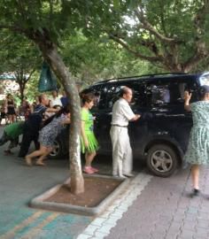 今年夏天壩壩舞成員將一輛小車推向公路。（圖據(jù)網(wǎng)絡(luò)）
