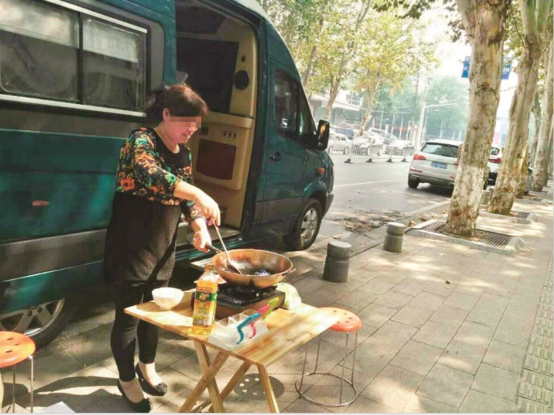 家長(zhǎng)派房車(chē)駐校保證孩子午休 保姆當(dāng)街炒菜做飯