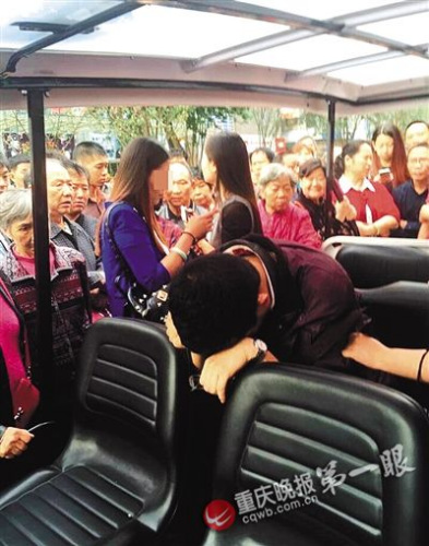 偷拍男子（前）照片來源于網(wǎng)絡(luò)，請(qǐng)作者與重慶晚報(bào)聯(lián)系