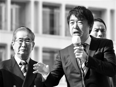 29日，日本著名極右翼分子石原慎太郎（左）和新生代右翼政客橋下徹在東京街頭演講拉票。