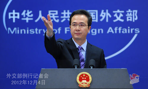 外交部發(fā)言人洪磊主持例行記者會(huì)。