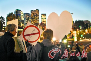 　14日，在美國首都華盛頓白宮外，民眾舉行燭光集會，悼念當(dāng)日康涅狄格州桑迪胡克小學(xué)槍擊案遇難者，呼吁