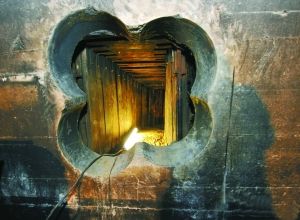 隧道頂端及四周用板材固定。 人民網(wǎng)照片