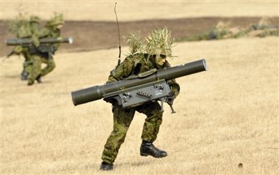 “作戰(zhàn)” 1月13日，日本自衛(wèi)隊(duì)一隊(duì)員在新年軍演中手持武器，發(fā)動(dòng)進(jìn)攻。媒體尚未公布1月22日的美日聯(lián)合軍演圖片。