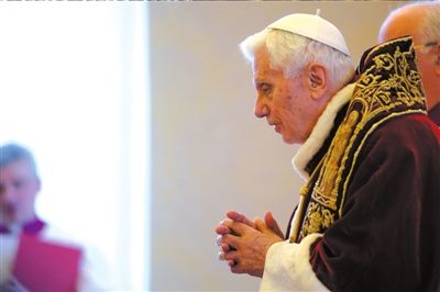 ?11日，本篤十六世出席主教會(huì)議，宣布將于本月28日退位。圖/CFP