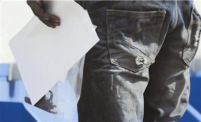 涉案手槍。新華社發(fā)