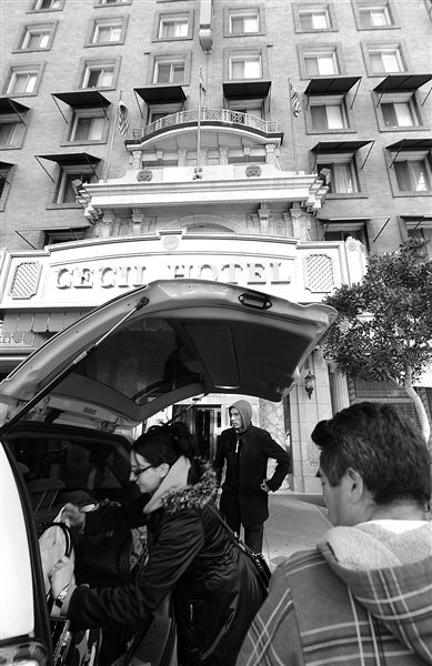20日，美國洛杉磯，塞西爾酒店房客薩拜娜乘出租車離開酒店。由于擔(dān)心水質(zhì)受到污染，目前已有27戶房客離開塞西爾酒店。