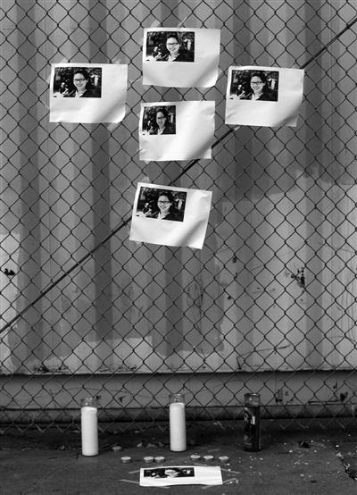 21日，美國(guó)洛杉磯，華裔女孩藍(lán)可兒遇害案件曝光后，一些人在塞西爾酒店附近擺放藍(lán)可兒的照片和蠟燭，紀(jì)念藍(lán)可兒。