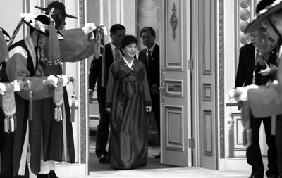 2月25日，韓國首爾，韓國首位女總統(tǒng)樸槿惠身著傳統(tǒng)韓服出席晚宴。