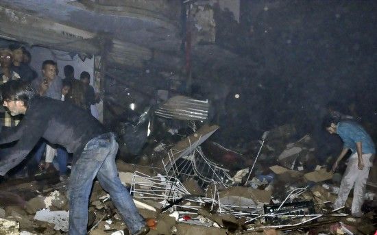 3月3日，在巴基斯坦南部城市卡拉奇，救援人員在爆炸現(xiàn)場(chǎng)工作。