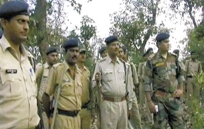 電視畫面顯示，大量警察在案發(fā)地搜查疑犯。