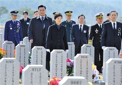 26日，韓國總統(tǒng)樸槿惠參加“天安”艦事件3周年紀(jì)念活動，悼念在事件中身亡的韓國士兵。