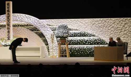 “3·11”東日本大地震兩周年紀(jì)念追悼儀式在東京舉行，日本明仁天皇與皇后、首相安倍晉三出席