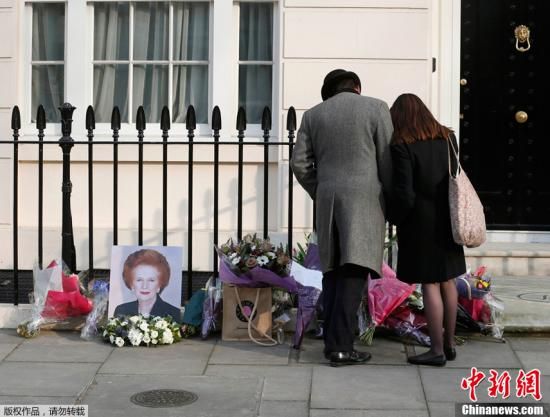 當(dāng)?shù)貢r(shí)間2013年4月8日，英國(guó)倫敦，民眾在英國(guó)前首相撒切爾夫人位于倫敦的住所前進(jìn)行悼念活動(dòng)。