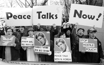 4月12日，韓國示威者在該國國防部前手持克里畫像，反對韓美軍演，要求克里前往朝鮮尋求和平談判。