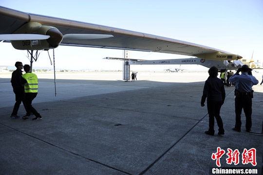 世界首架可晝夜飛行太陽能飛機(jī)與美國民眾見面 世界首架可晝夜飛行太陽能飛機(jī)與美國民眾見面