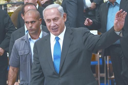 經(jīng)以總理內(nèi)塔尼亞胡主持的內(nèi)閣秘密會(huì)議決定，以空軍接連對(duì)敘利亞多處目標(biāo)實(shí)施空襲。圖為內(nèi)塔尼亞胡5日出席內(nèi)閣會(huì)議。