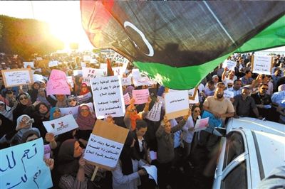 10日，利比亞首都的黎波里，當(dāng)?shù)厥忻裨诶葋喭饨徊客馐就?，抗議“政治隔離法”。圖/東方IC