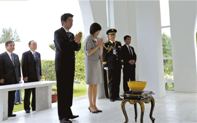 25日，緬甸仰光，安倍偕妻子參拜“二戰(zhàn)陣亡日軍墓”。圖/CFP