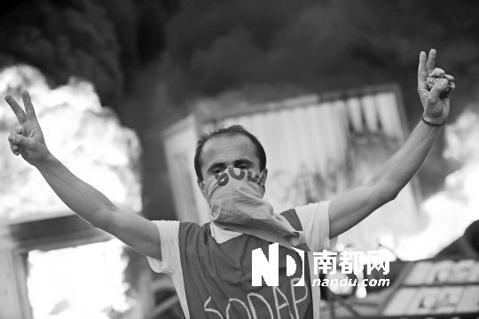 5月31日，土耳其示威者在伊斯坦布爾市中心的塔克西姆廣場(chǎng)抗議政府拆除加濟(jì)公園的計(jì)劃。