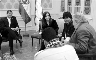 7月4日，科雷亞、克里斯蒂娜、莫拉萊斯、穆?？榜R杜羅（左起順時針方向）參加會議。新華社發(fā)