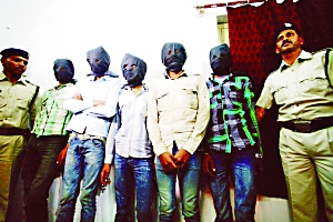 印度一個特別法庭20日宣布，判處卷入瑞士女游客遭輪奸案的6名男子終身監(jiān)禁。檢方對判決結(jié)果感到滿意，但表示不排除被告上訴可能。