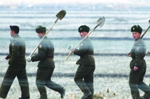 朝軍士兵前往田地支援地方建設(shè)。
