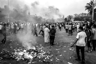 7月27日，在埃及首都開羅，穆爾西支持者同防暴警察發(fā)生沖突。新華社發(fā)