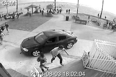 監(jiān)控錄像截屏圖：3日，美國洛杉磯市，一輛汽車沖進威尼斯海灘棧道上的人群。圖/東方IC