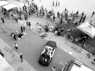 3日，美國洛杉磯，威尼斯海灘上血跡斑斑，警方正在調(diào)查。圖/東方IC