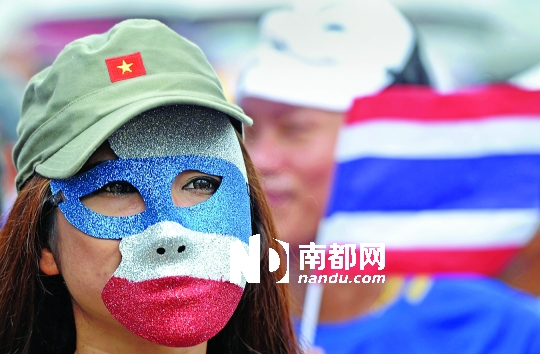 4日，一名泰國反政府人士頭戴面具在首都曼谷參加集會(huì)。