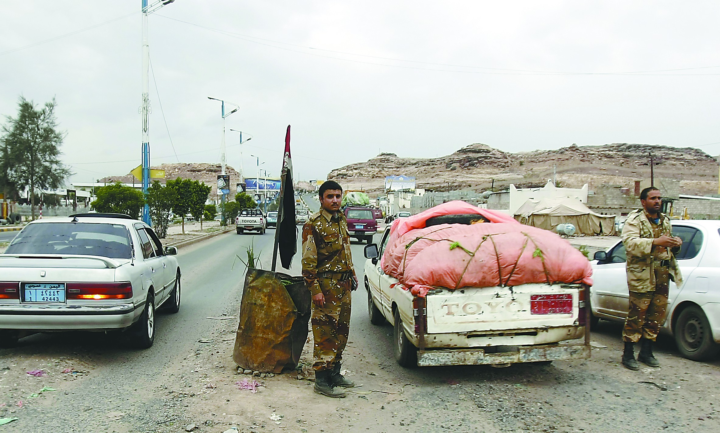 當(dāng)?shù)貢r(shí)間4日，在也門首都薩那，安全人員在通往美國(guó)大使館的路上設(shè)置檢查站檢查過往車輛。
