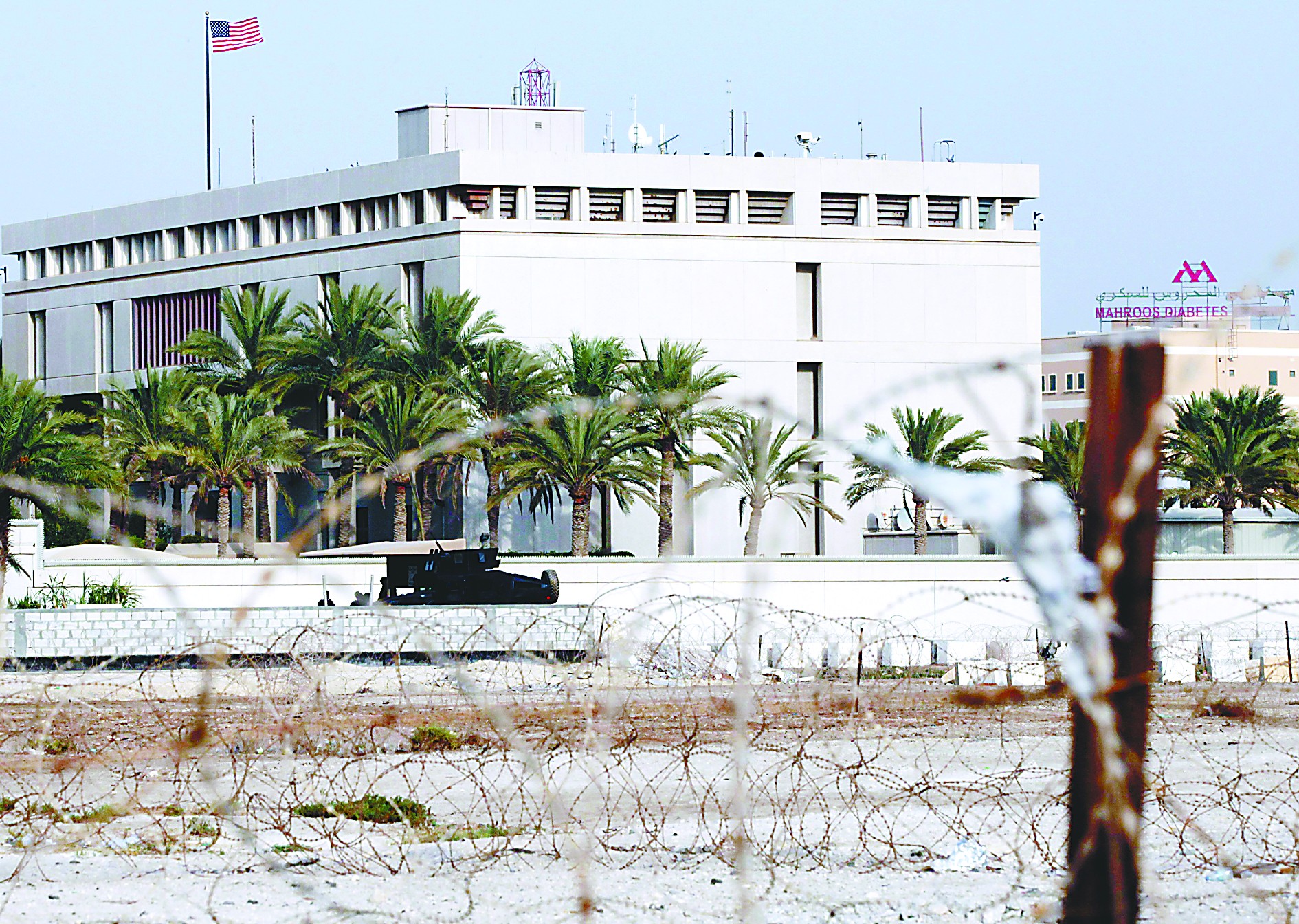 當(dāng)?shù)貢r(shí)間4日，在也門首都薩那，安全人員在通往美國(guó)大使館的路上設(shè)置檢查站檢查過往車輛。