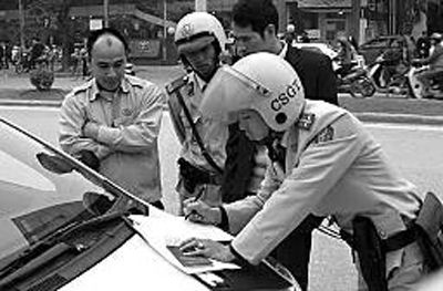 越南交警在開罰單。