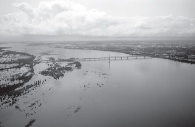 據(jù)目前估計,俄遠(yuǎn)東地區(qū)因洪災(zāi)造成的損失超過100億盧布。 據(jù)目前估計,俄遠(yuǎn)東地區(qū)因洪災(zāi)造成的損失超過100億盧布。