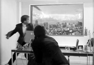 超高清屏幕上出現(xiàn)隕石撞擊城市樓群的場(chǎng)景，蒙在鼓里的求職者以為發(fā)生了真實(shí)的末日災(zāi)難