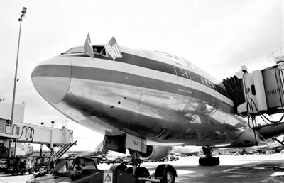 2011年4月5日，美國航空公司為洛杉磯至上海首條直飛航線的開通舉行剪彩儀式。目前，美國航空、美國聯(lián)合航空和達(dá)美航空已經(jīng)向中國提交了飛行計劃。