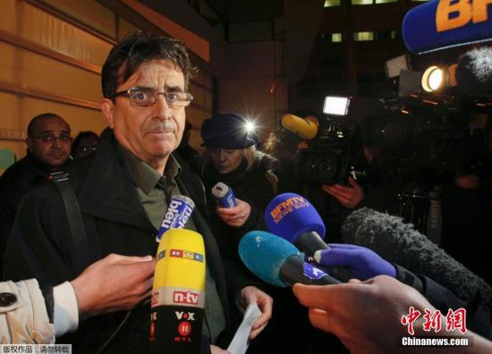 圖為醫(yī)院發(fā)言人接受采訪。