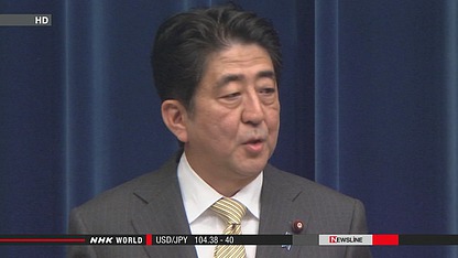 日本首相安倍晉三出發(fā)前往瑞士前接受記者采訪。