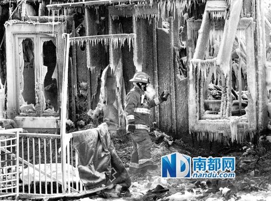 消防員用蒸汽機融化救火后殘留的冰層，尋找遇難者遺